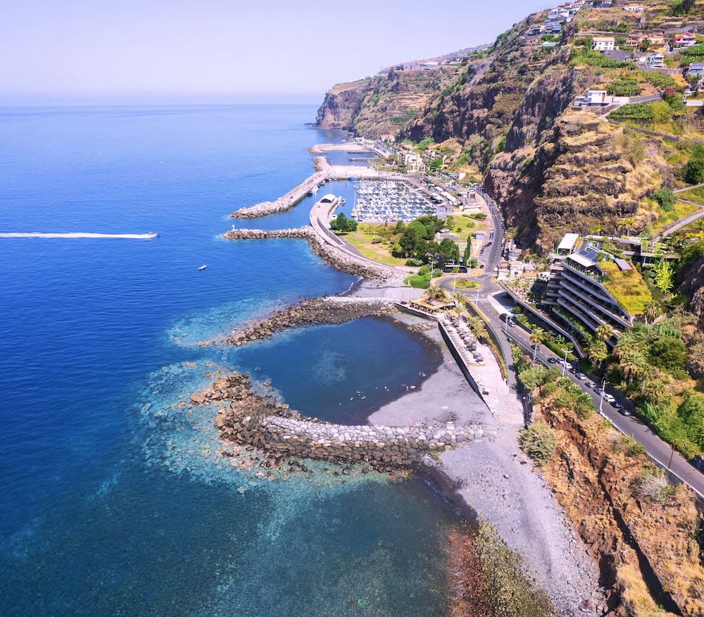 Room discover Magical Calheta in Calheta, Portugal