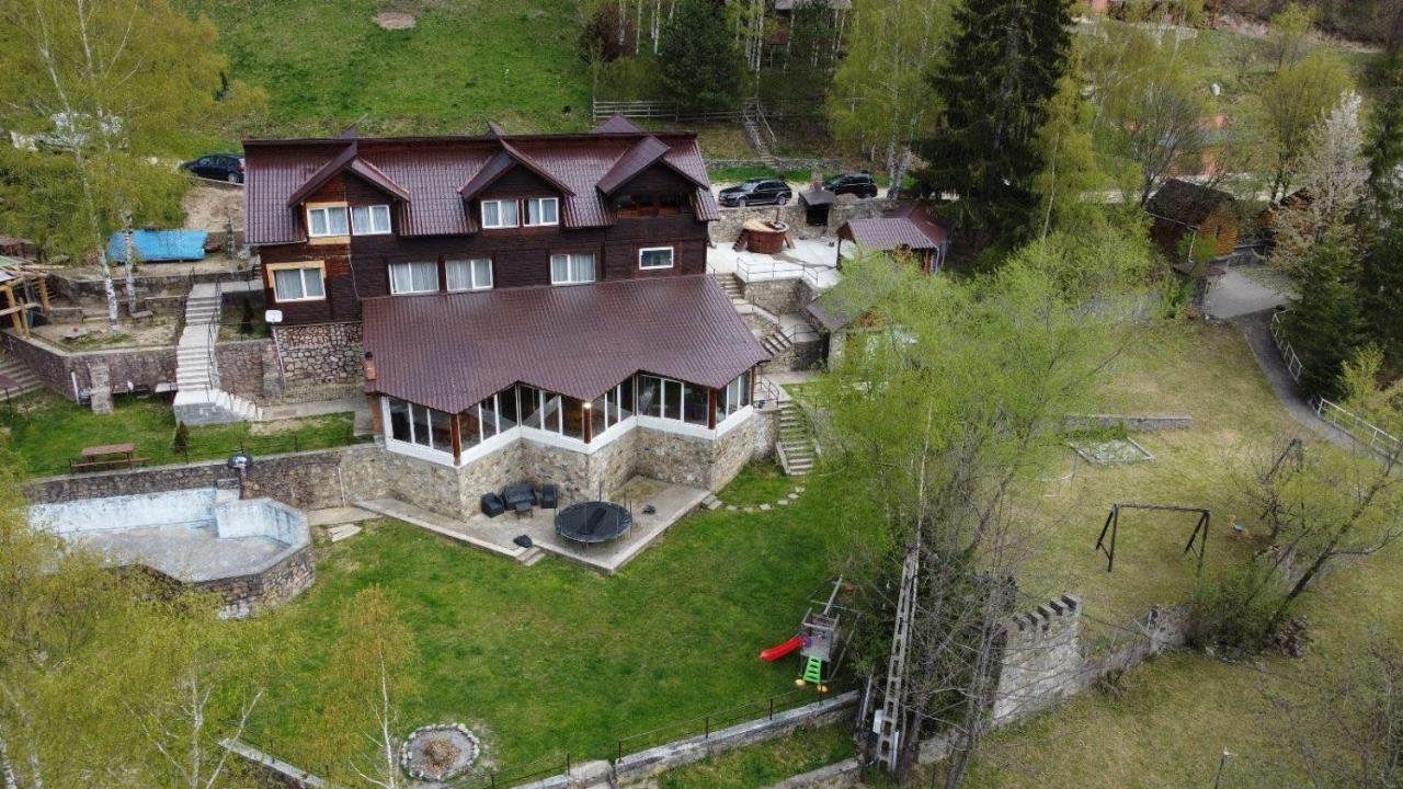 Cabana Floare de stâncă Retezat cu Ciubar in pădure in Hunedoara, Romania