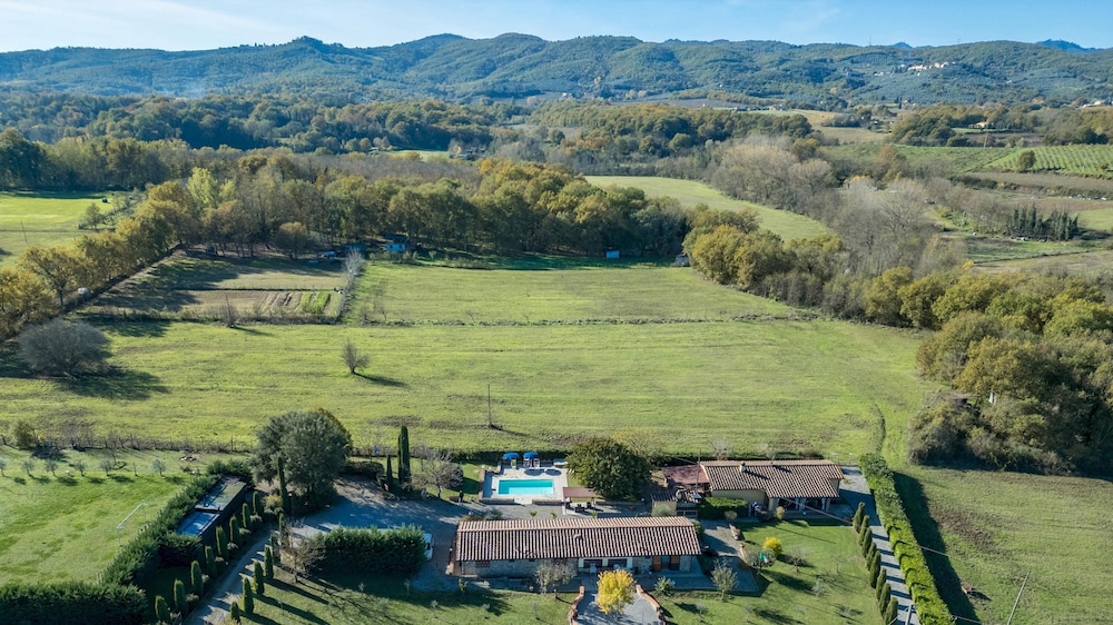 La Vigna 4 Emma Villas — 4-Star Luxury Hotel in Bucine, Italy