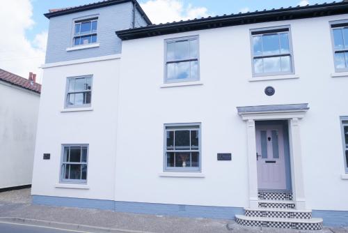 New street Luxury town house in the centre of Holt with free PARKING for one car — 4-Star Luxury Hotel in Holt, United Kingdom