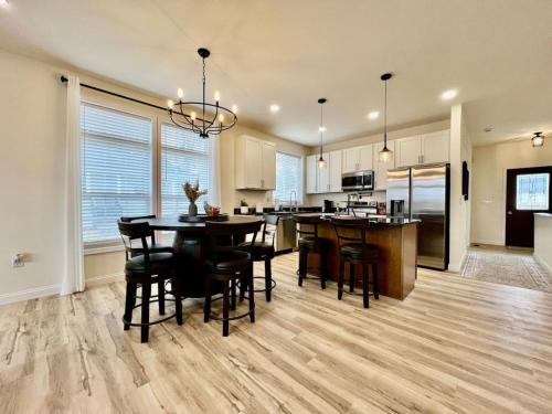 Beautiful NEW Ranch Home with a large deck and games — 4-Star Luxury Hotel in Maud, United States
