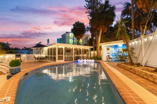 Private Heated Pool 100 Steps to Beach Access 5 min walk to Siesta Key Village in Siesta Key, United States