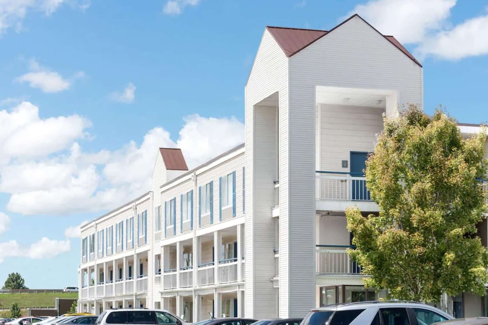 Howard Johnson Inn Cleveland Airport - featured photo
