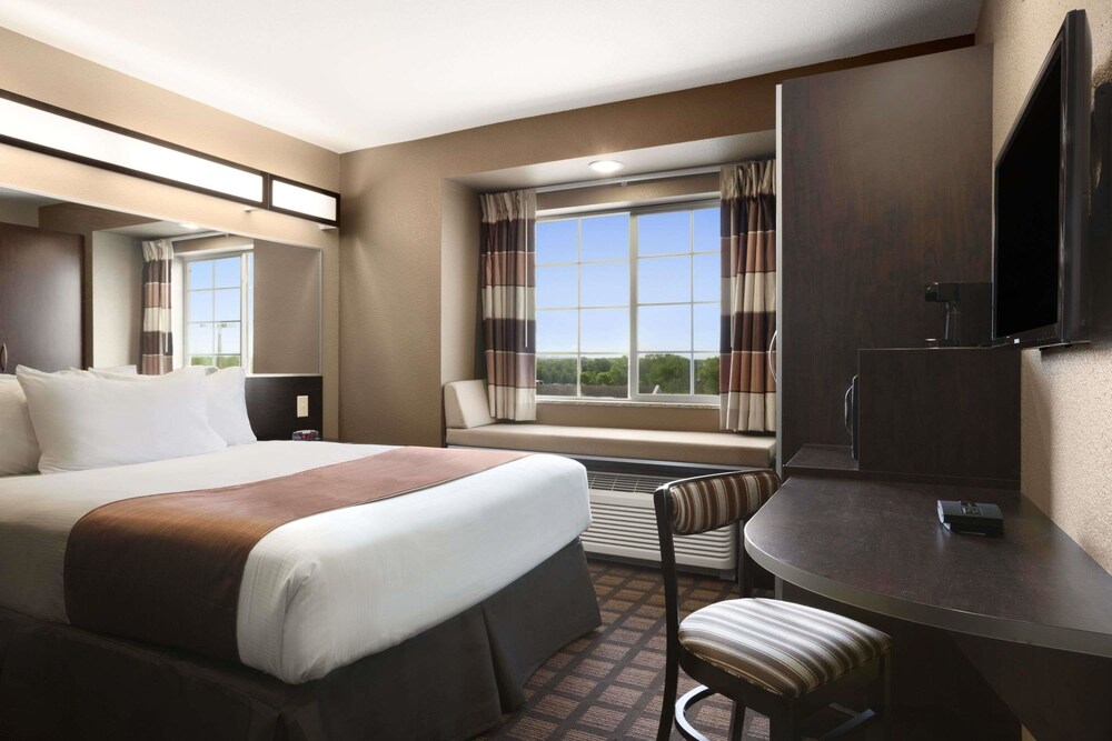 Microtel Inn & Suites by Wyndham Kenedy Karnes City - photo 11