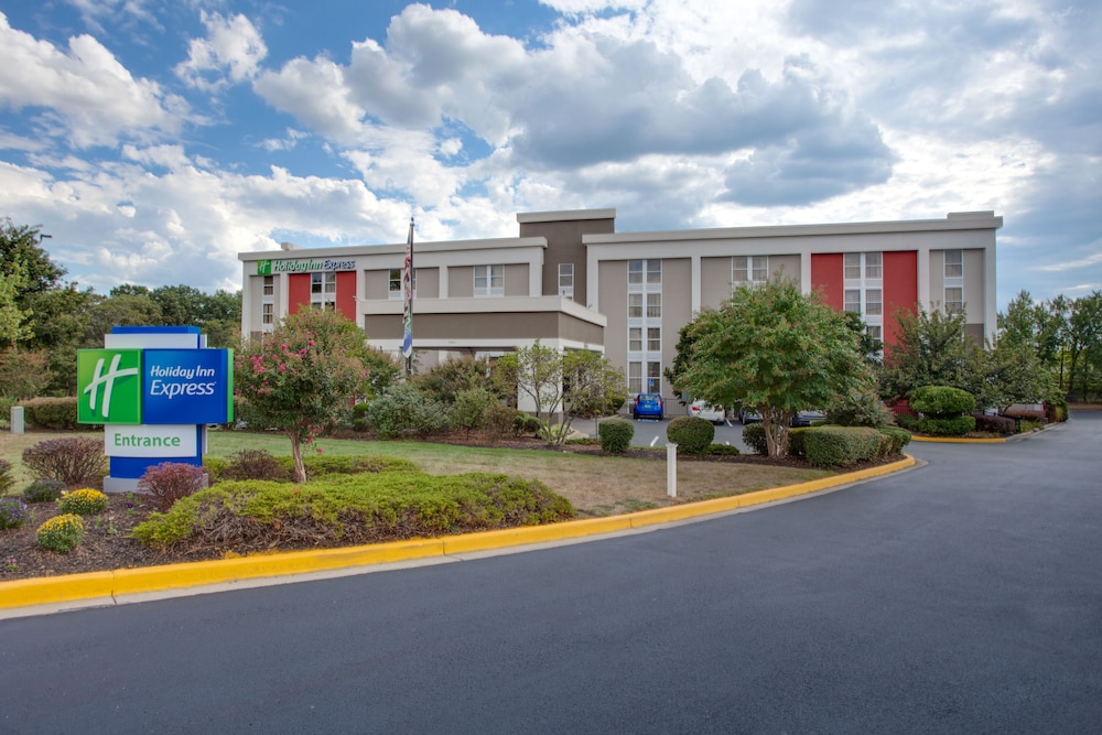 Holiday Inn Express Washington DC East Andrews AFB