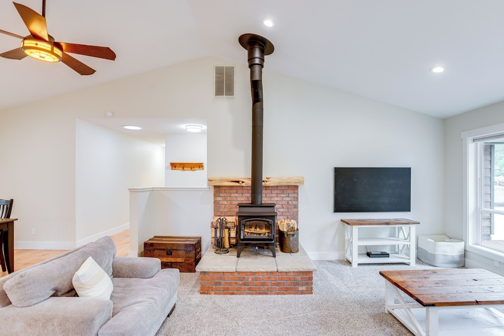 3 Mi to Old Mill District: Family Retreat w Yard in Bend, United States