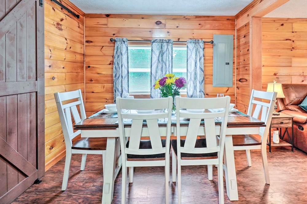 Charming Jamestown Cabin with Large Backyard — 4-Star Luxury Hotel in Jamestown, United States