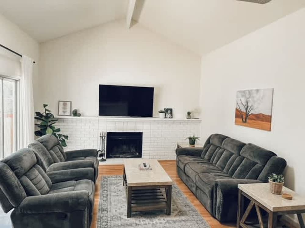 Delightful 4BR Home Nr Downtown Reno w Fireplace