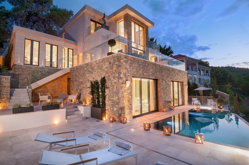 Luxury Villa Silent with Infinity Pool — 5-Star Luxury Hotel in Selca, Croatia
