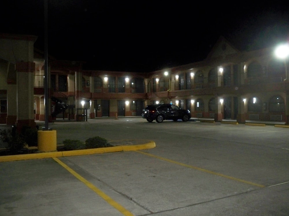 Scottish Inn & Suites - photo 62