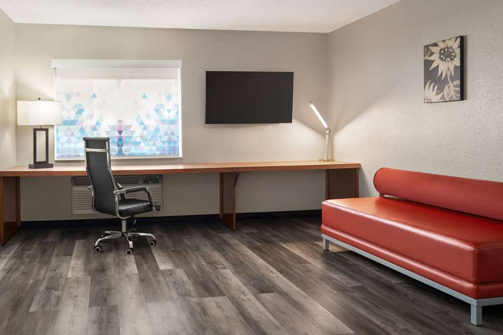 La Quinta Inn & Suites by Wyndham Chicago Tinley Park - photo 34