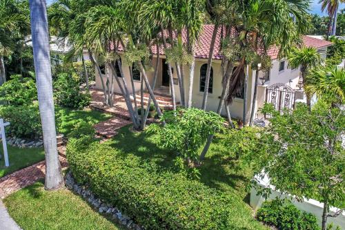 Magnificent Villa by Lake near Hollywood Beach — 4-Star Luxury Hotel in Hollywood, United States