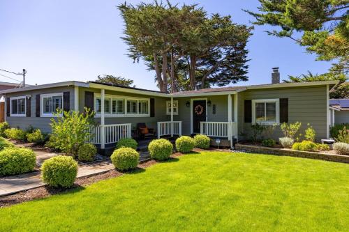 Coastal Charm Inviting 3 BR Montara Home — 4-Star Luxury Hotel in Montara, United States
