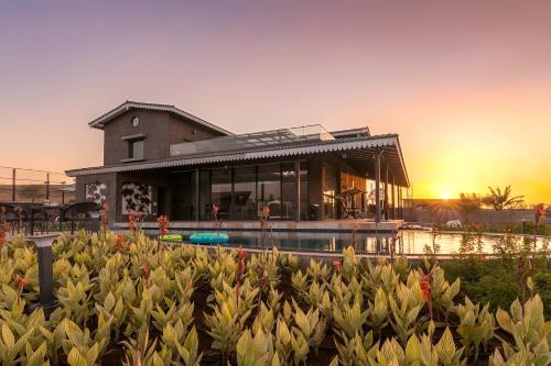 Casa del Verde by StayVista Orchards oasis with a pool Spacious lawn Terrace & Indoor games — 4-Star Luxury Hotel in Nashik, India