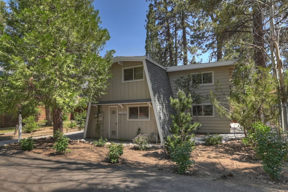 Peak Adventures Beautiful 4BR House — 4-Star Luxury Hotel in Big Bear Lake, United States