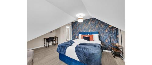 Whimsical Nook: Cozy Studio with Separate Kitchen — 4-Star Luxury Hotel in London, United Kingdom