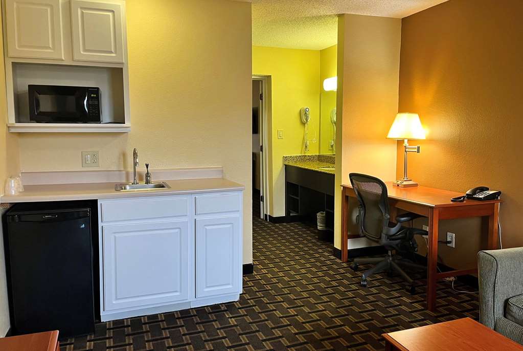 Super 8 by Wyndham Indianapolis NE Castleton Area - photo 28