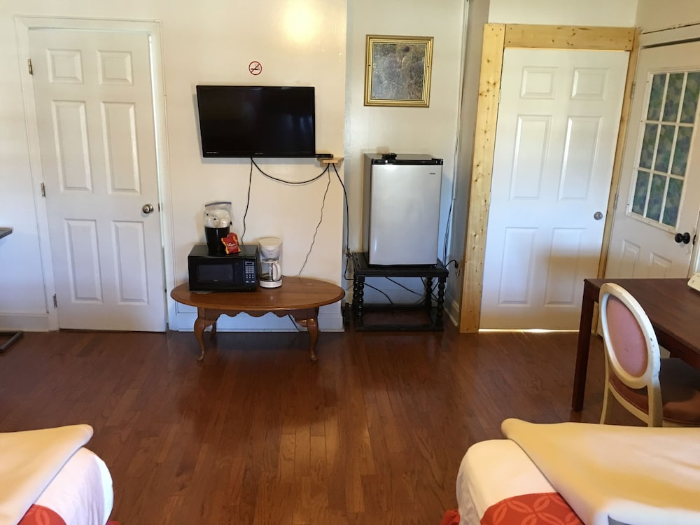 Dixie Plaza Hotel - photo 25