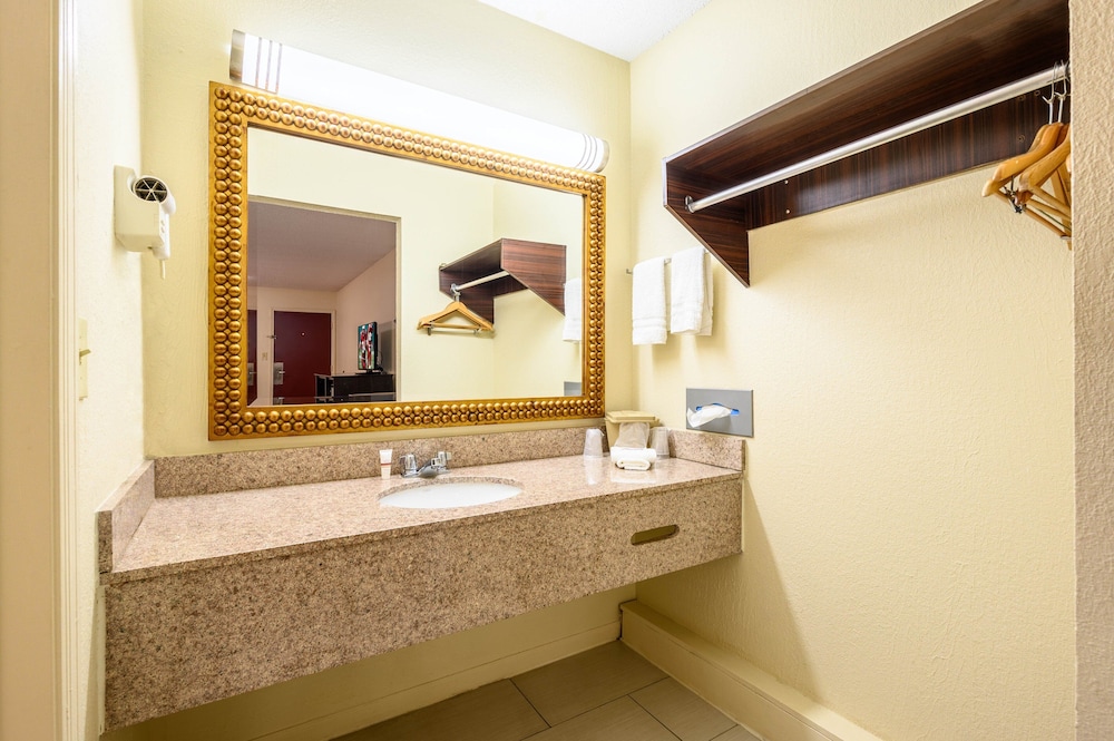 Red Roof Inn Sylacauga - photo 23