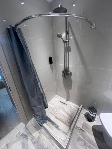 Deluxe Rooms and Apartments Near Metro