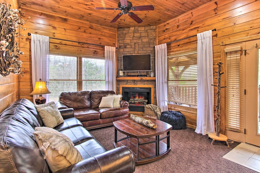 Sevierville Cabin with Hot Tub and Large Deck — 4-Star Luxury Hotel in Sevierville, United States