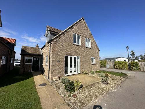 Echo Beach Sleeps 12 Part of the The Bay Filey Holiday Village with pool gym and direct beach access pub restaurant tennis and meadows walks