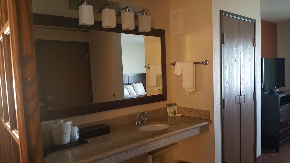 AmericInn by Wyndham Muscatine - photo 37
