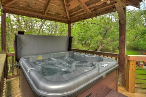 Bear Naked Hideaway Relax in the hot tub with sounds from the nearby creek in Epworth, United States