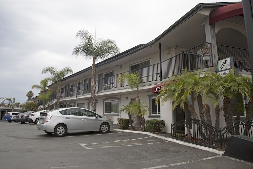 Harbor Inn & Suites - photo 26
