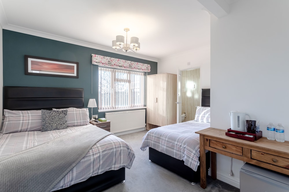 Family room with private bathroom — hotel in Edgware