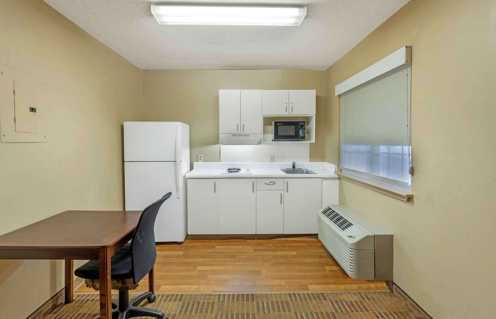 Extended Stay America Suites Greensboro Big Tree Way - photo 29