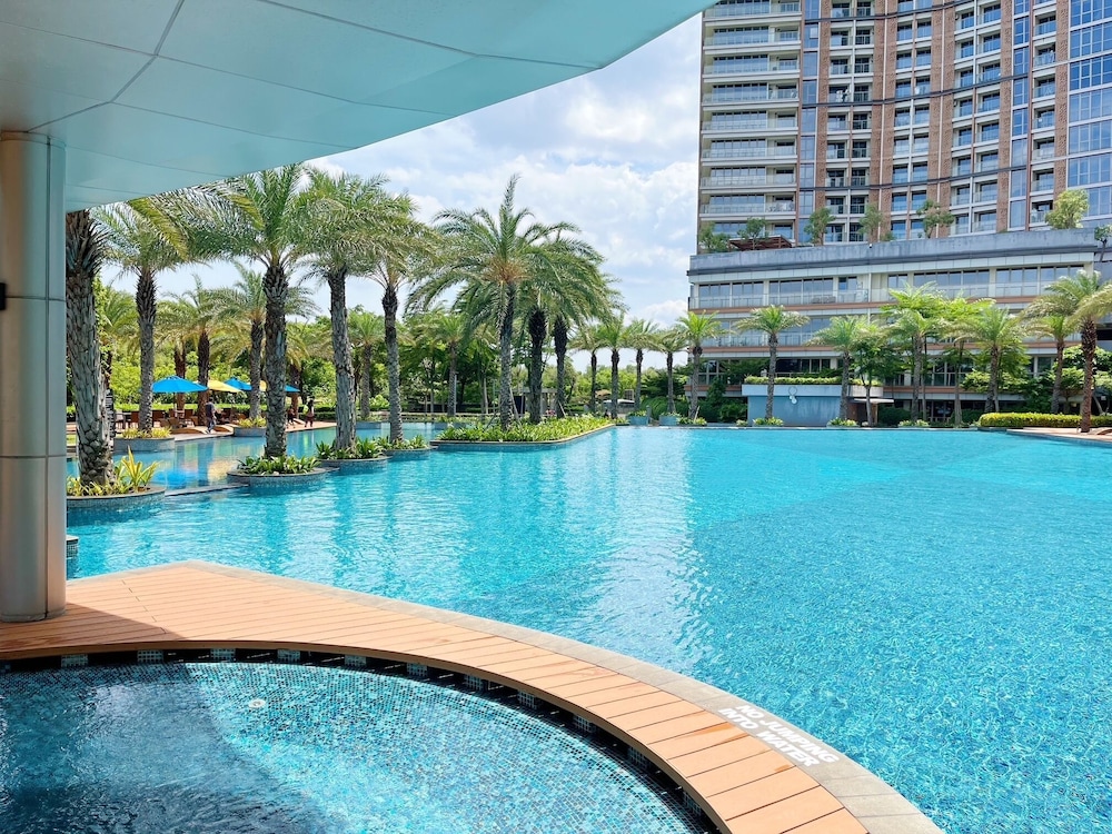 OneHOME Gold Coast PIK SeaView Apartment — 4-Star Luxury Hotel in Jakarta, Indonesia