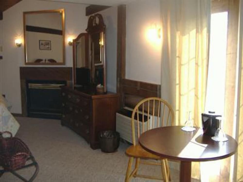 Sturbridge Country Inn - photo 7