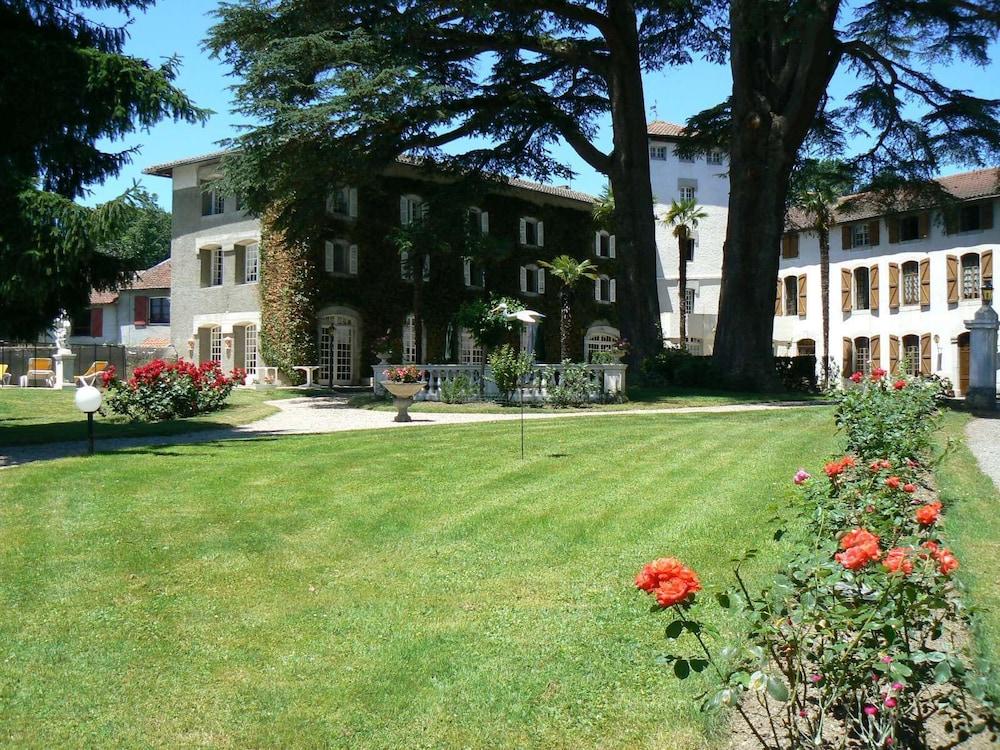 Logis l’Hostellerie des Cèdres pet-friendly hotel Villeneuve-De-Riviere