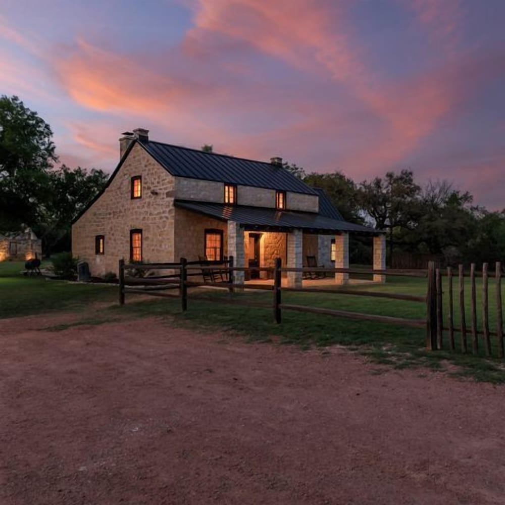 Pioneer Charm with Hot Tub & Firepit 8 Mi To Main St in Fredericksburg, United States