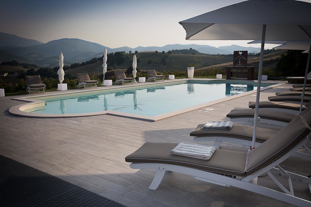 Agriturismo le Capannacce — 4-Star Luxury Hotel in Urbania, Italy