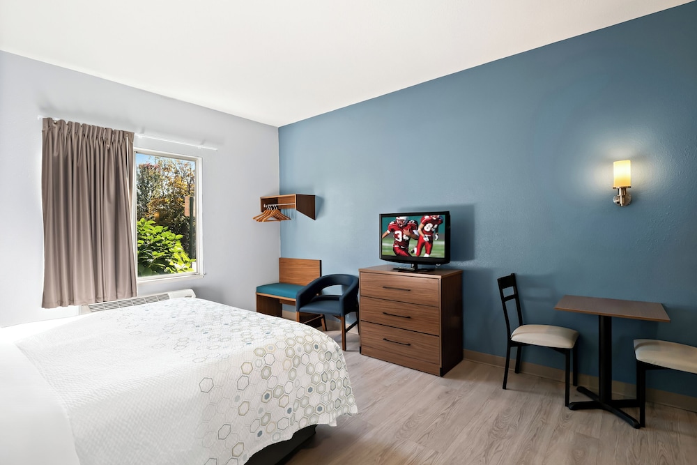HomeTowne Studios by Red Roof East Lansing Okemos - photo 23