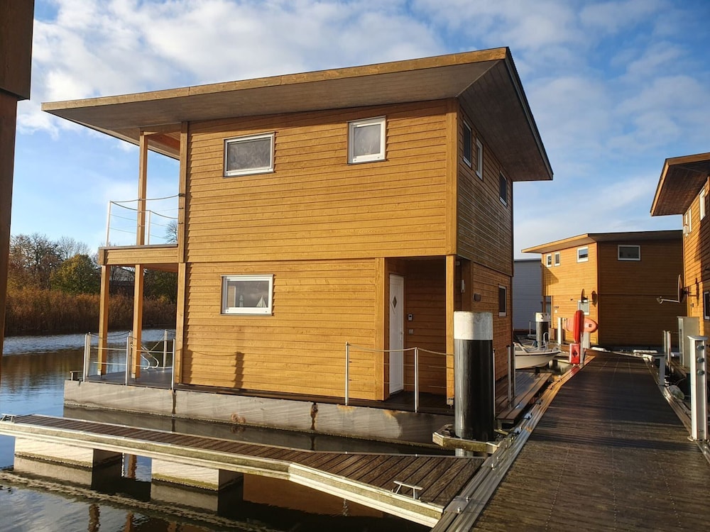 Hausboot in Kroeslin am Bodden — hotel in Kroeslin
