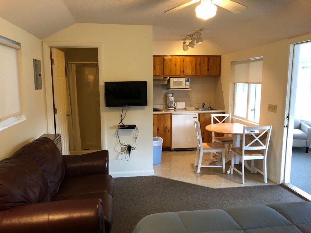 West Winds Motel & Cottages - photo 39