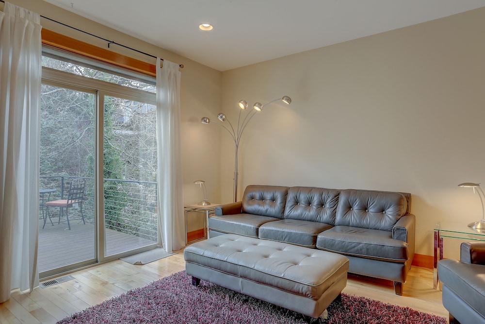 Spacious B2 Townhome with Fireplace and BBQ on the Deck by RedAwning - photo 13