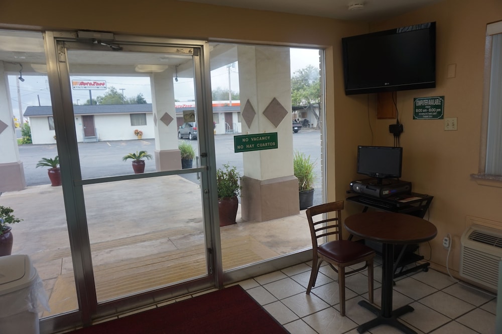 Pearsall Executive Inn - photo 23