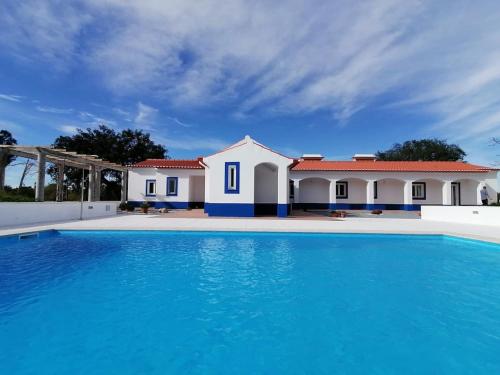 Monte Cores do Vale Villa com piscina privada — 4-Star Luxury Hotel in Montemor-O-Novo, Portugal