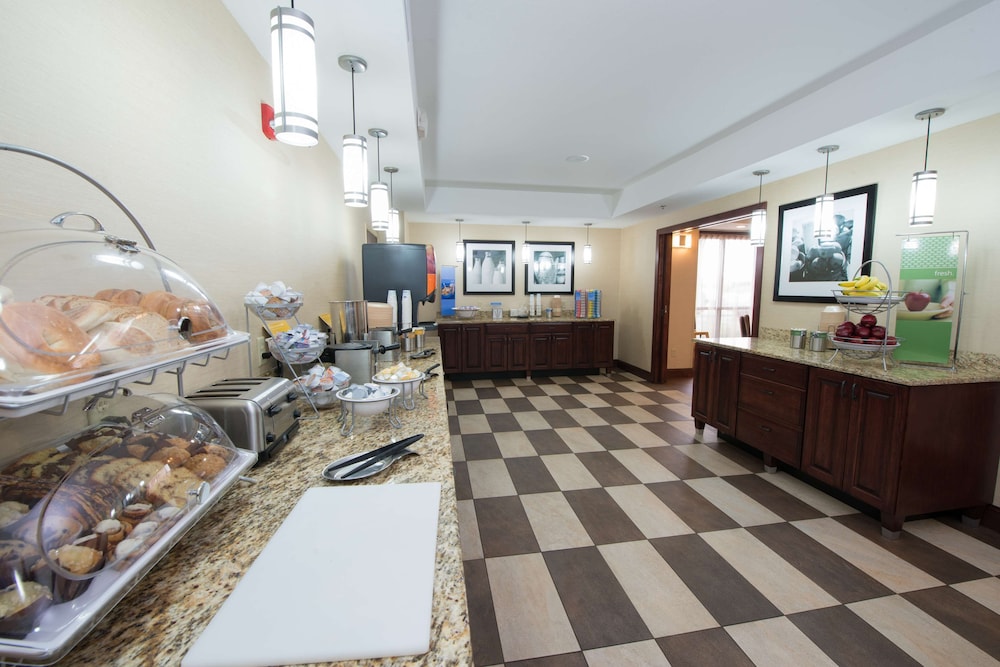 Hampton Inn Bismarck - photo 32