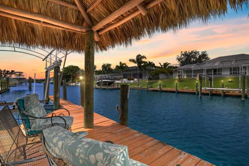 Villa Aleena Salt water heated pool home on intersecting canals w bikes & kayaks SWFL Rentals — 4-Star Luxury Hotel in Cape Coral, United States