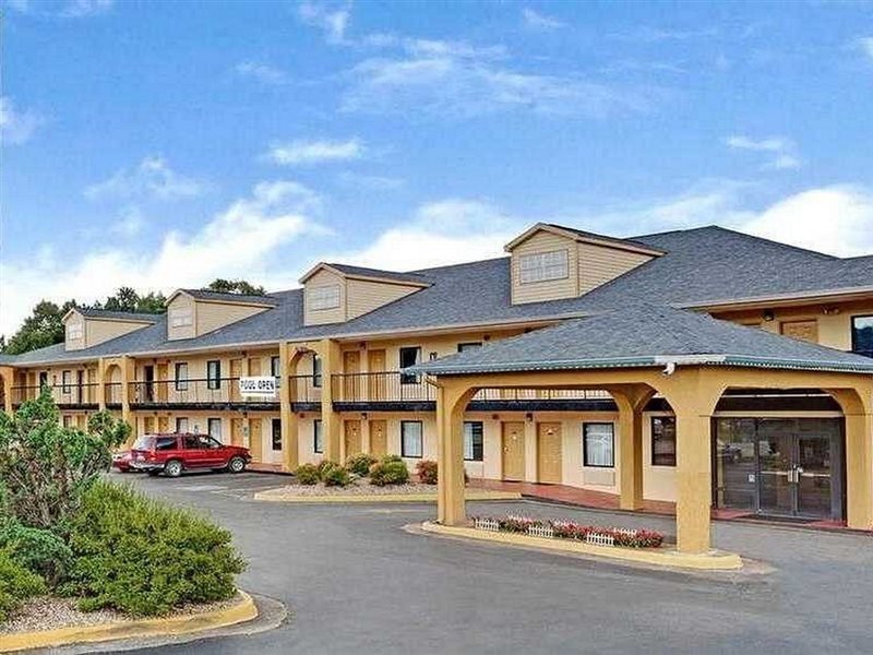 Red Carpet Inn Suites — Newnan