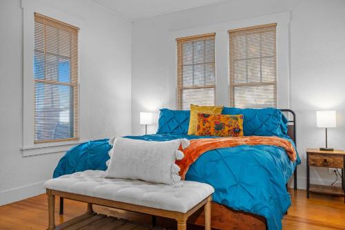 SIS' Cottage Sleeps 4 on Main Street — 4-Star Luxury Hotel in Fredericksburg, United States