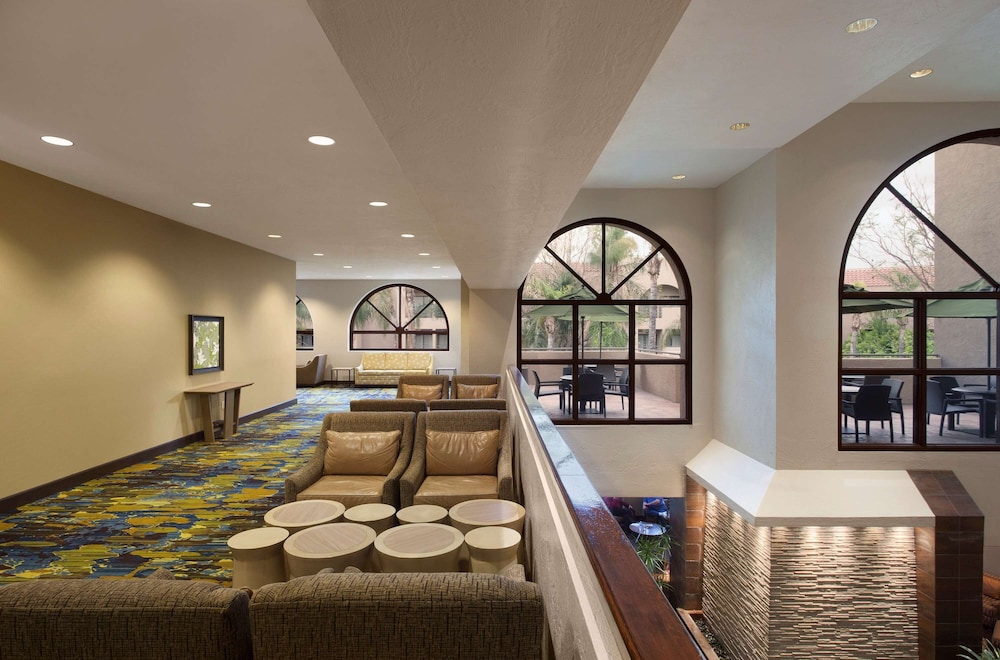 Embassy Suites by Hilton Phoenix Tempe - photo 36