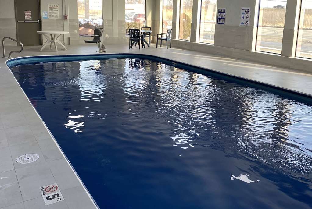 Days Inn and Suites by Wyndham Hammond IN - photo 4