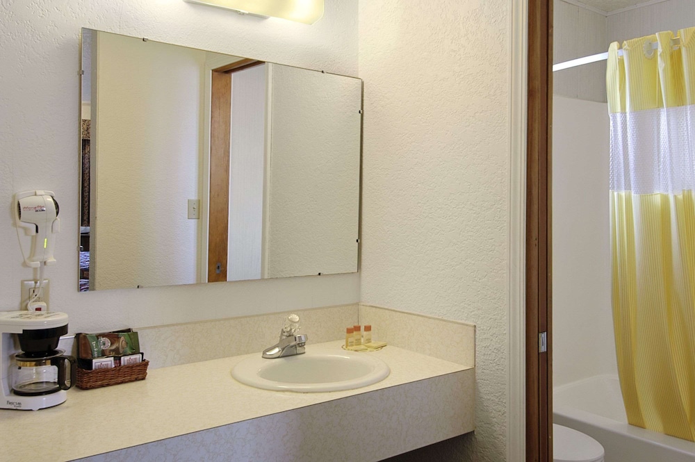 Days Inn by Wyndham Mackinaw City Lakeview - photo 10