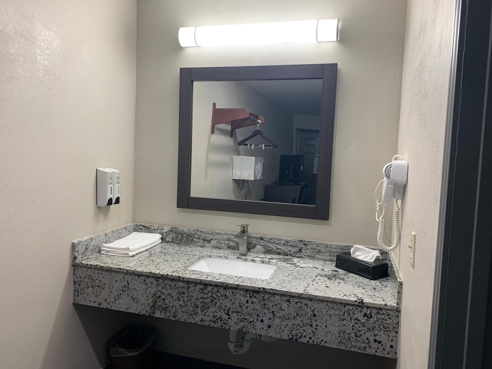 Crescent Park Motel & Suites - photo 17